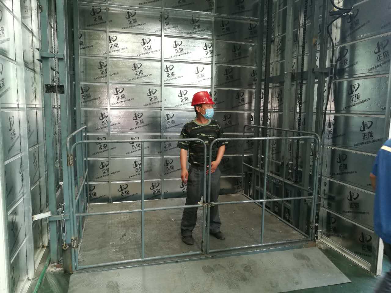 美麗中國(guó)（開(kāi)元集團(tuán)）導(dǎo)軌升降機(jī)安裝完畢！