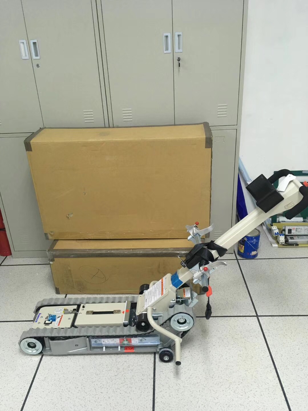 履帶式爬樓機(jī)