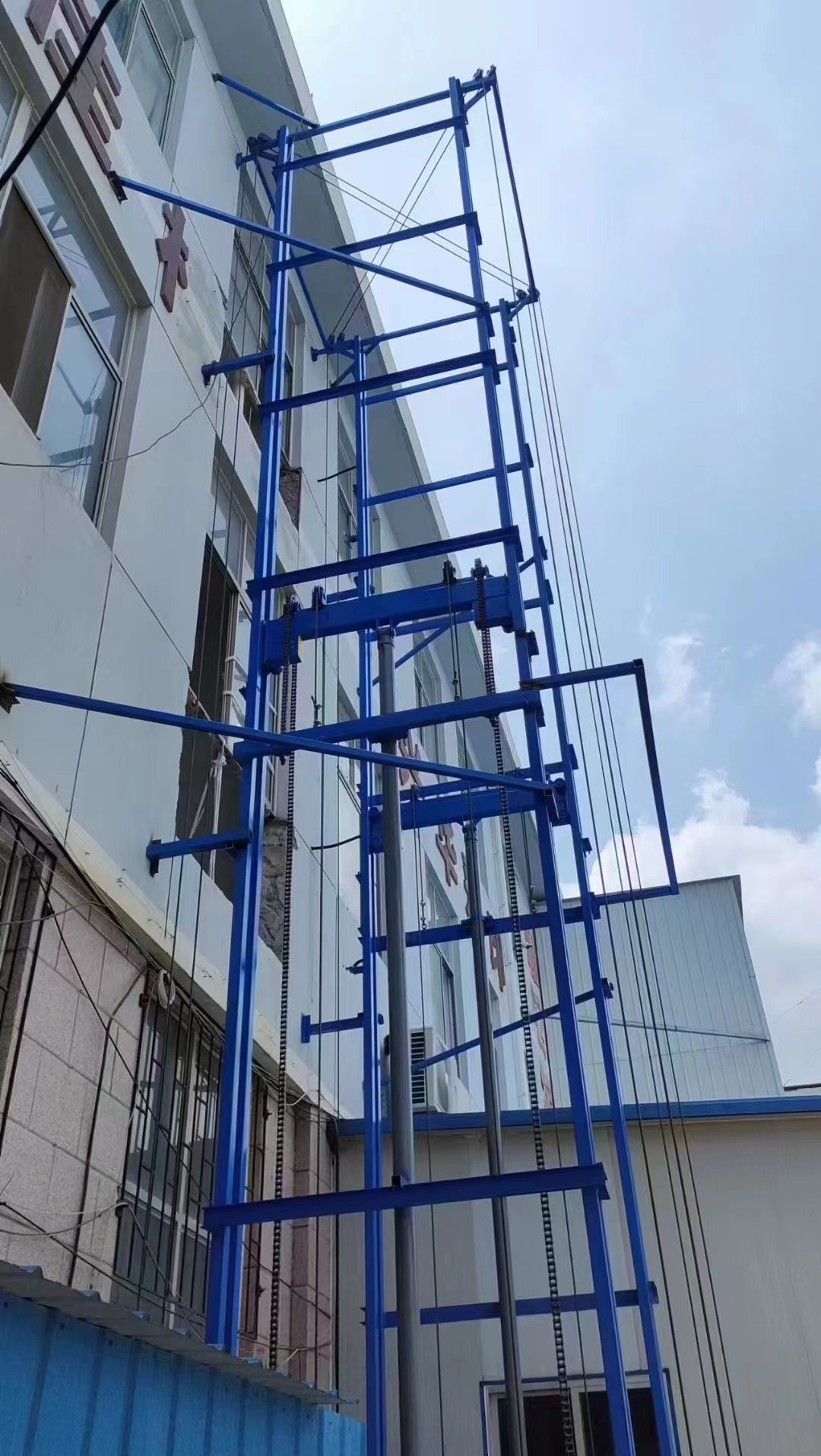 導(dǎo)軌升降機