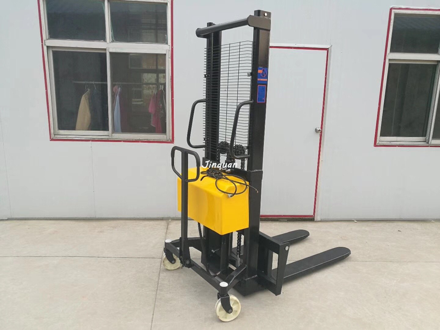 半電動(dòng)插電堆高車(chē)